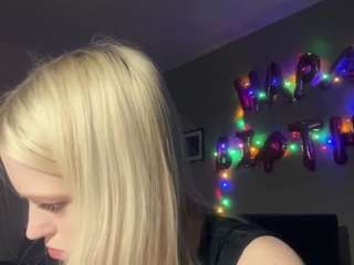 suzansmrekar's CamSoda show and profile