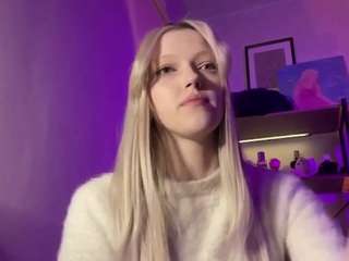 suzansmrekar's CamSoda show and profile