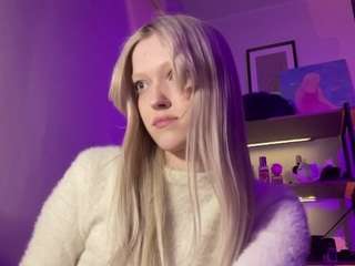 suzansmrekar's CamSoda show and profile