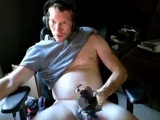 Derekzman's cam show statistics and live stream