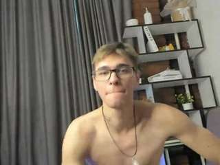 mistralcrush's CamSoda show and profile