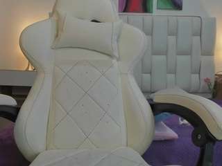 Live webcam model meganqueen2 on Soda Cams