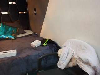 abril-fox live webcam show