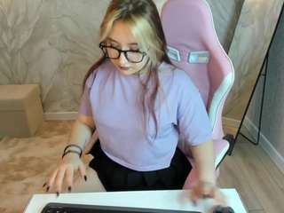 lunahost's CamSoda show and profile