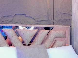 Live webcam model milenka-5 on Soda Cams