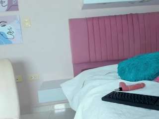 sophie-ross18's CamSoda show and profile