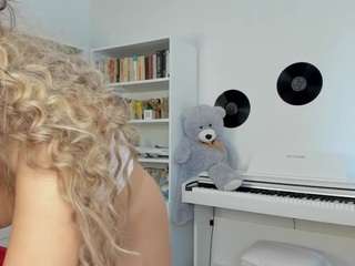 Live cam show with yamjoy18