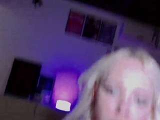 evian-lui Live Webcam on CamSoda