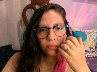 Live cam show with naih-reyes
