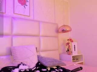 xara-u's CamSoda show and profile