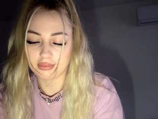 Julia — LIVE on Camsoda