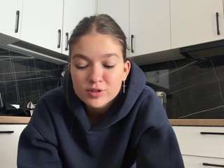 Live webcam model karynleiss on Soda Cams