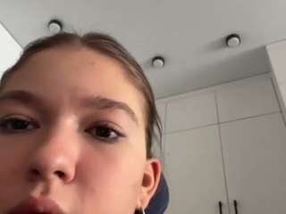 Live webcam model karynleiss on Soda Cams