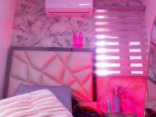 lili-jhs's CamSoda show and profile