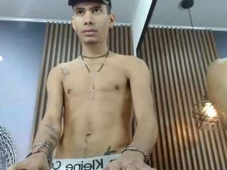 skinny-cute-alyer's CamSoda show and profile