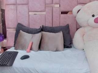 Live cam show with lunabloomm