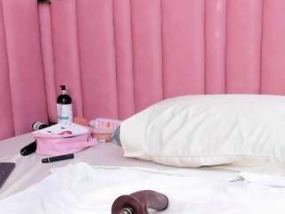 isabella-santos's CamSoda show and profile