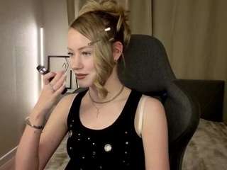 Model ini sedang live sekarang. eva-hamilton
