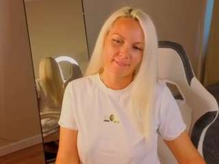april-nelson's live room