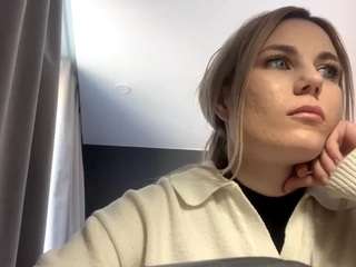 Live webcam model indirastorm on Soda Cams