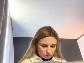 Live webcam model indirastorm on Soda Cams