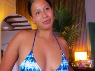 This model is live right now. chloefixxx