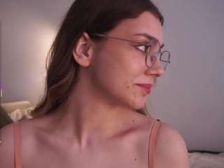 Este modelo está ao vivo agora. adelleibey