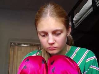 Kira live cam preview