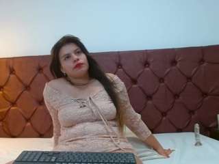 LuciaEvansC live cam preview