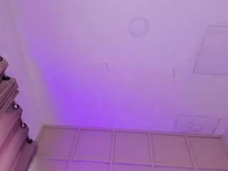vaiiolett-t live webcam show