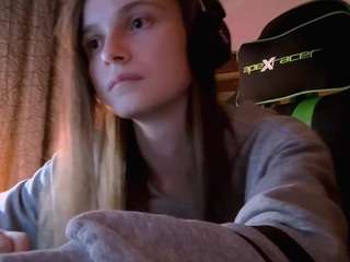 le modèle simonebehnken est en webcam porno dans un show sur le site camsoda, il possède les tags suivants: ass,ass bouncing,doggy style,erotic dance,feet,nature,skinny,teen 18,young adult,hd,small tits