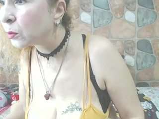 le modèle antonelalove72 est en webcam porno dans un show sur le site camsoda, il possède les tags suivants: granny,mature,middle aged,hd,milf