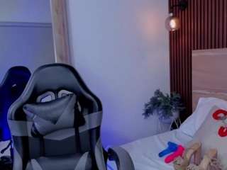 fer-333 live cam — black hair, no drinking, teen (18+)
