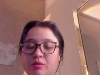 Este modelo está en vivo ahora. lunaahotty