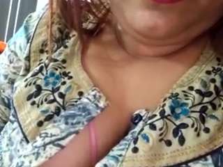 le modèle marathirohini est en webcam porno dans un show sur le site camsoda, il possède les tags suivants: milf