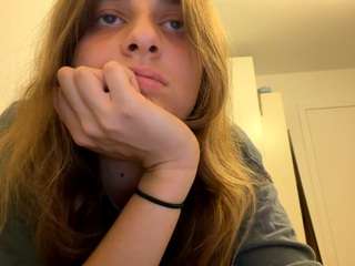TheolaKassis live cam preview