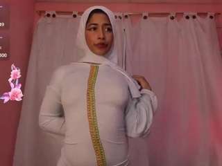 Este modelo está en vivo ahora. nadiakarim