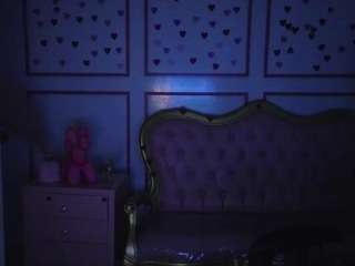 Model ini sedang live sekarang. lia-harper-t