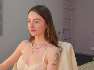Questo modello è in diretta ora. valenora1