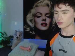 le modèle maxiy-001 est en webcam porno dans un show sur le site camsoda, il possède les tags suivants: anal toys,black hair,blowjob,blue eyes,cock rating,facial piercings,handjob,lean,orgasm,smoking,hd