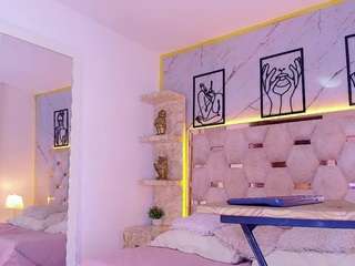 queenmiranda4 live webcam show