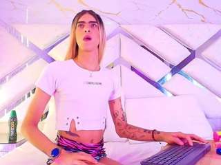 This model is live right now. stylequeen17