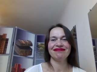 le modèle selenamoo est en webcam porno dans un show sur le site camsoda, il possède les tags suivants: curvy,milf