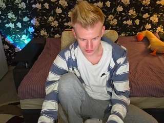 该模特正在直播。 blondboylive