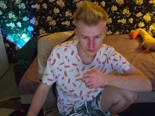 Model ini sedang live sekarang. blondboylive