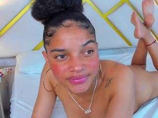 Michellebronx's cam show statistics and live stream