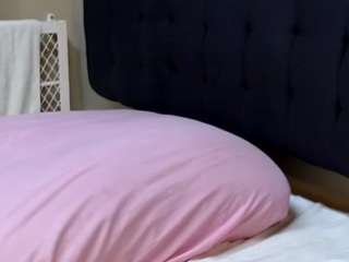 WildLittleKittyxoxo live webcam show