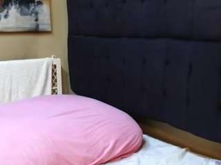 WildLittleKittyxoxo live webcam show