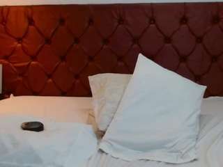 NoiraVale live webcam show