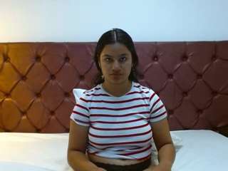 NoiraVale live webcam show